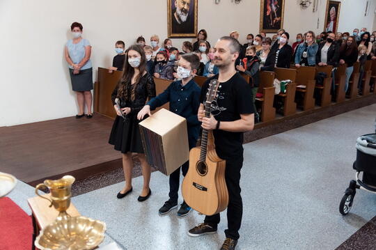 Przedstawiciele parafialnego zespołu muzycznego z nowymi instrumentami.
