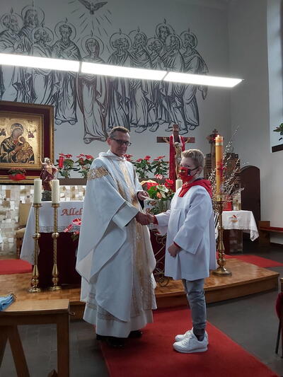 Szymon Filiżanowski otrzymuje legitymację ministranta