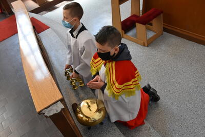 Ministranci przy dzwonkach