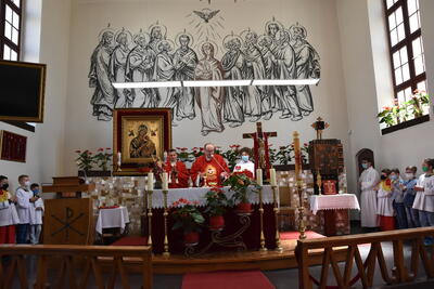 Księża za ołtarzem