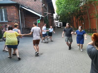 Wspólnota „Zjednoczeni w Duchu” tańczy taniec belgijski Wspólnota „Zjednoczeni w Duchu” tańczy taniec belgijski