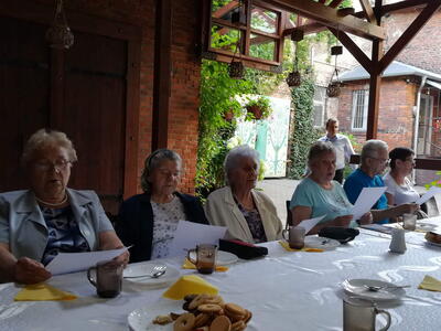 Wspólnota Żywego Różańca na podwórku plebanii Wspólnota Żywego Różańca