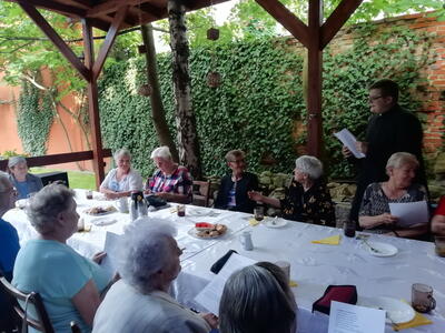 Wspólnota Żywego Różańca na podwórku plebanii Wspólnota Żywego Różańca na podwórku plebanii