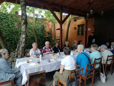 Wspólnota Żywego Różańca na podwórku plebanii Wspólnota Żywego Różańca na podwórku plebanii