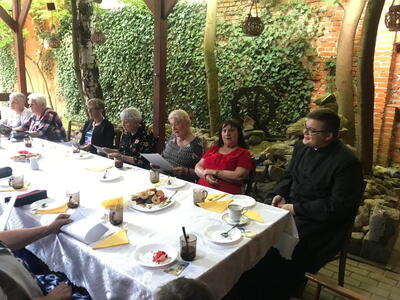 Wspólnota Żywego Różańca na podwórku plebanii Wspólnota Żywego Różańca na podwórku plebanii