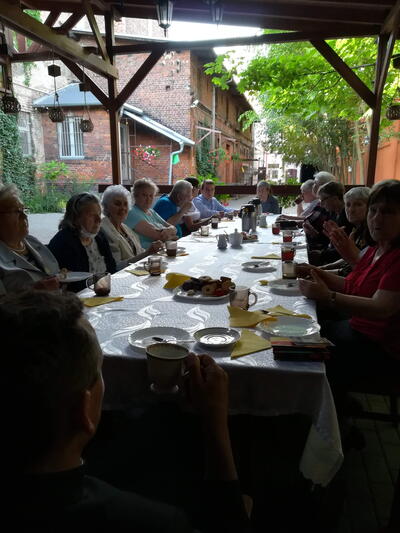 Wspólnota Żywego Różańca na podwórku plebanii Wspólnota Żywego Różańca na podwórku plebanii